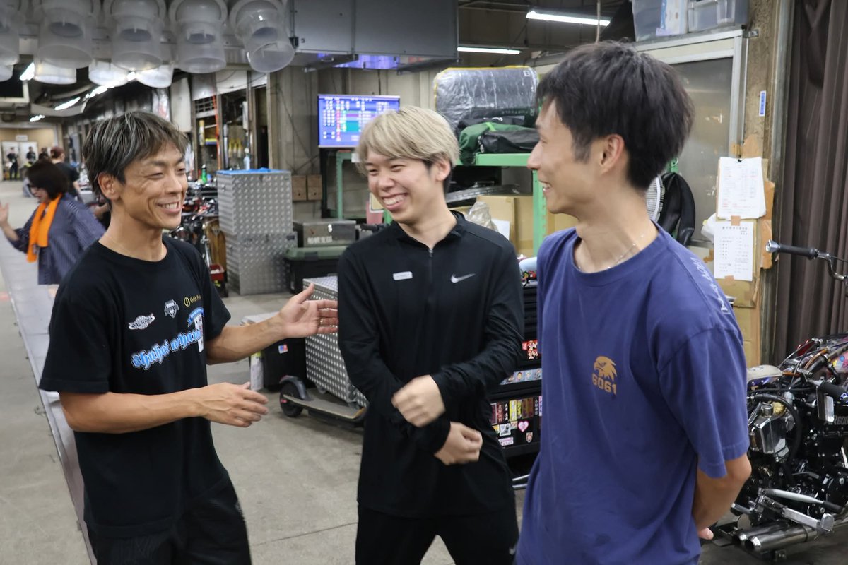 hochi_autorace's tweet photo. 見事に優勝戦進出を果たした青山周平選手。普段はストイックにあまり表情を崩さないナンバーワンですが、同じ整備グループの村瀬月乃丞選手、福岡鷹選手の前ではいつも厳しくもやさしいアニキです。

二人に祝福された青山さんはいつになくずっと笑顔だったので、三人の写真を撮ることに。

青山さんは「えっ、こいつらとかよお～」と照れていましたが、そこは常に欲しがる37期軍団の福岡さんが「じゃあ、青山さんのエンジン100点です！ポーズはどうですか？」と提案W

即座に青山さんは「100点じゃねーーしーーW」と爆笑。からの三人でカメラを見つめてくれましが、一番笑顔だったのは青山さんというWWW

やっぱり同門の後輩の前では、いつもと違う姿を見せてくれるんですねー。

というわけで、ここまで現場で笑顔をだだ漏らすことのないチャンピオンの表情をみなさんにお届けいたしまーす。

三人ともよき笑顔です