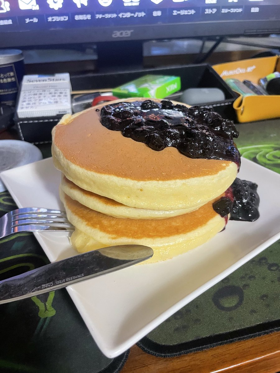 ronronronahahah's tweet photo. ブルーベリー貰ったからジャム作って、ついでにパンケーキも焼いた https://t.co/gk7xyhqbzT