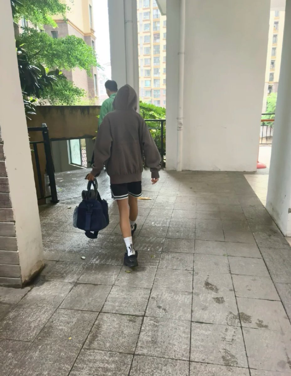 Prathameshsana4's tweet photo. 最近是下雨下雨还是下雨，打算出去玩 #上海 #弟弟 #旅游 https://t.co/yxn9GEIzvb