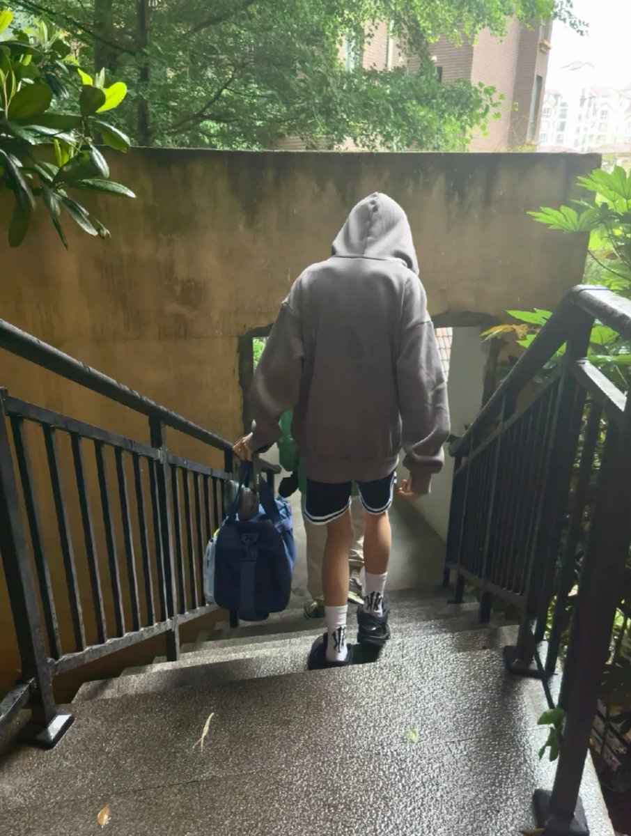 Prathameshsana4's tweet photo. 最近是下雨下雨还是下雨，打算出去玩 #上海 #弟弟 #旅游 https://t.co/yxn9GEIzvb