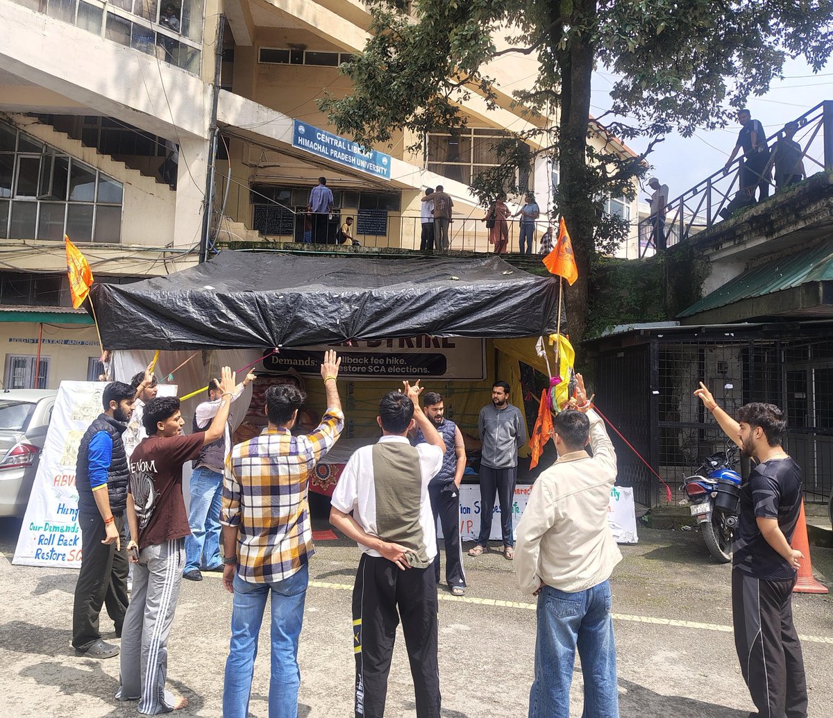 abvp4hpu's tweet photo. Day-14

अखिल भारतीय विद्यार्थी परिषद हिमाचल प्रदेश विश्वविद्यालय इकाई द्वारा फ़ीस वृद्धि के खिलाफ एवं छात्र संघ चुनाव बहाल करने की मांग को लेकर किए जा रहे आंदोलन के अंतर्गत क्रमिक भूख हड़ताल का चौदहवाँ दिन जारी रहा।
#abvphpu 
#feehikerollback. https://t.co/yDFm9OJNd5