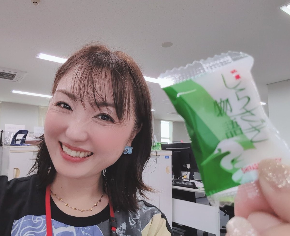 RinaOyamada1's tweet photo. 8/16㈰ #ぎふチャン演歌カウントダウン ラジオ、radiko、スタジオ前のリスナーさんと繋がりました🎤📻酷暑日を体感したから、30℃前後でも過ごしやすい😂
普通に大好き #しらさぎ物語 
岐阜の皆さんはよく食べてるだろうけど下呂温泉土産です😋

来週はスタジオゲスト、 #野村美菜 さん🎶お楽しみに♪ https://t.co/gDXSKUlyrW