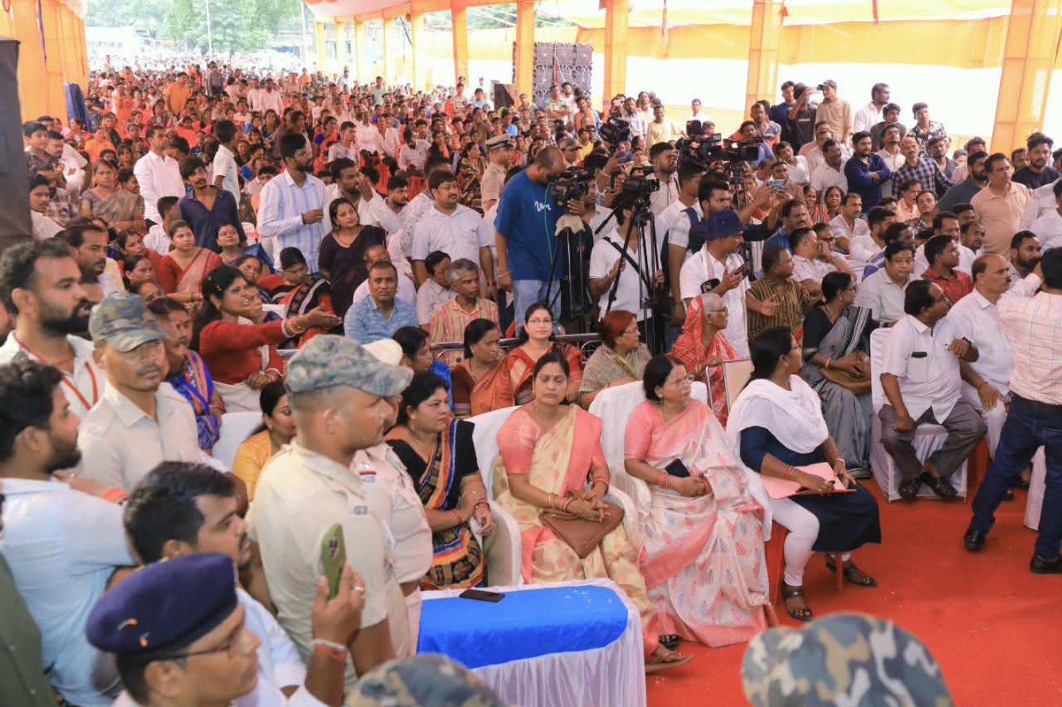 dpradhanbjp's tweet photo. ତାଳଚେର ପୌର ପରିଷଦର ବିକାଶ ତଥା ଜନସାଧାରଣଙ୍କ କଲ୍ୟାଣ ପାଇଁ ବିଭିନ୍ନ ପ୍ରକଳ୍ପର ଲୋକାର୍ପଣ ଓ ଶିଳାନ୍ୟାସ ସମାରୋହରେ ଯୋଗଦେଲି । ଜିଲ୍ଲା ଖଣିଜ ପାଣ୍ଠି, ମୁଖ୍ୟମନ୍ତ୍ରୀ ସହରୀ ବିକାଶ ଯୋଜନା ଓ ଅନ୍ୟାନ୍ୟ କାର୍ଯ୍ୟକ୍ରମ ମାଧ୍ୟମରେ ସଡ଼କ, ଶିକ୍ଷା, ସ୍ୱାସ୍ଥ୍ୟ, କୃଷି ଏବଂ ଆନୁଷଙ୍ଗିକ ଭିତ୍ତିଭୂମିର ବିକାଶ ପାଇଁ ଆରମ୍ଭ ହୋଇଥିବା ଉଦ୍ୟମ ତାଳଚେରକୁ ଏକ ବିକଶିତ ଅଞ୍ଚଳ ଭାବେ ଗଢ଼ିତୋଳିବ ।