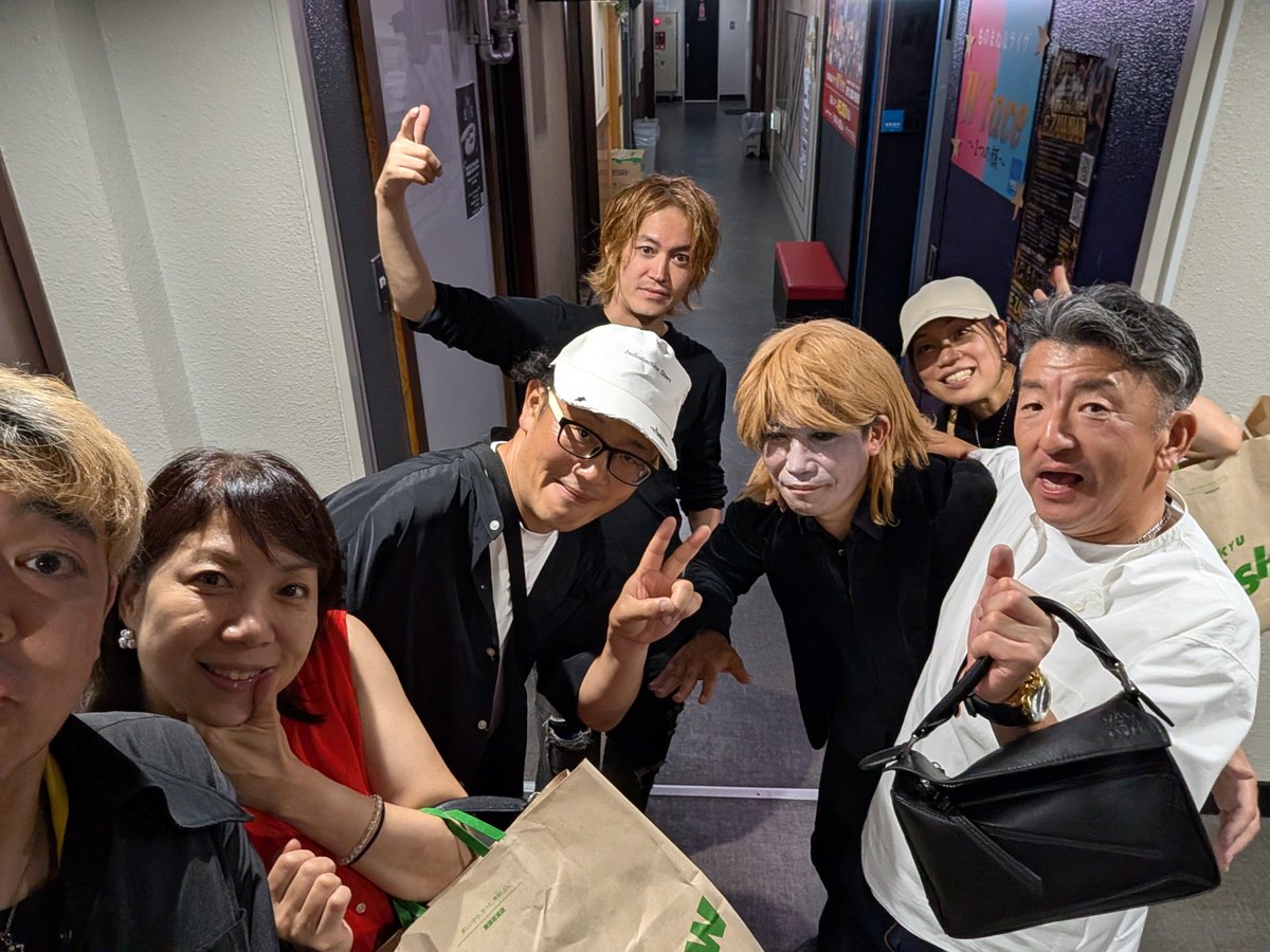 Wface_monomane's tweet photo. いつも御来店頂きありがとうございます🙇
お連れ様も、別のお客様のミスチルに感動しておられましたね😆
また皆さんで来てくださいませ😚 https://t.co/pzSUzDjyQq