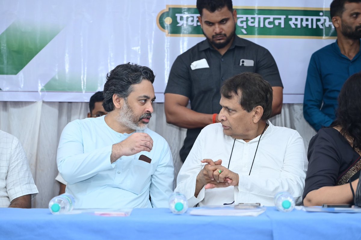 meNeeleshNRane's tweet photo. 📍 कुडाळ, सिंधुदुर्ग | प्रोजेक्ट संजीवनी
कोकणभूमीचे सुपुत्र, माजी केंद्रीय मंत्री श्री. सुरेशजी प्रभू साहेब हे देशासाठी एक संपत्ती आहेत. देशाच्या विकासासाठी त्यांनी केलेले उत्कृष्ट कार्य आणि त्यांचे योगदान निश्चितच प्रेरणादायी आहे. असे कर्तृत्ववान व्यक्तिमत्त्व आपल्या कोकणचे आहे, हे आमचे भाग्य आहे.
‘एक थेंब… एक आशा’ या संकल्पनेतून ग्रामीण भागातील नागरिकांना गावातच आरोग्य व रक्त तपासणीची सुविधा उपलब्ध करून देणाऱ्या ‘प्रोजेक्ट संजीवनी’ उपक्रमाचा शुभारंभ आज कुडाळ येथे पार पडला.
यावेळी मा. श्री. सुरेशजी प्रभू साहेब, मानव साधन विकास संस्था, अध्यक्षा सौ. उमा प्रभू, जिल्हा परिषद उपाध्यक्ष श्री. दादा साईल, आरोग्य सभापती श्री. प्रितेश राऊळ यांच्यासह डॉक्टर व संस्थेचे सर्व सदस्य उपस्थित होते.
आरोग्यसेवा जनसामान्यांपर्यंत पोहोचविणाऱ्या या सेवाभावी उपक्रमाला मनःपूर्वक शुभेच्छा! 🙏