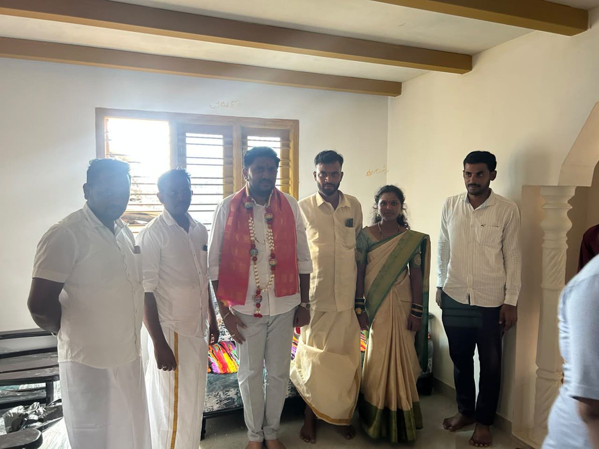 NRSanthosha01's tweet photo. ಇಂದು ಅರಸೀಕೆರೆ ತಾಲ್ಲೂಕು ಕಣಕಟ್ಟೆ ಹೋಬಳಿ ಕಲ್ಗುಂಡಿ ಗ್ರಾಮ ಪಂಚಾಯಿತಿ ವ್ಯಾಪ್ತಿಯ ಗೋಪಾಲಪುರ ಗ್ರಾಮದ ನಿವಾಸಿಗಳು, ಶರಣ ಶ್ರೀ ತುರುಗಾಹಿ ರಾಮಣ್ಣನವರ ಅನುಯಾಯಿಗಳು ಹಾಗೂ ಶ್ರೀ ಕೃಷ್ಣ ಪರಮಾತ್ಮನ ವಂಶಜರಾದ ಶ್ರೀಮತಿ ಸವಿತಾರವರು ಮತ್ತು ಶ್ರೀ  ಕೀರ್ತಿರವರ ಗೃಹಪ್ರವೇಶ ಕಾರ್ಯಕ್ರಮದಲ್ಲಿ ಪಾಲ್ಗೊಂಡು ಶುಭ ಹಾರೈಸಲಾಯಿತು . 
ಈ ಸಂದರ್ಭದಲ್ಲಿ ನಮ್ಮ ಕಾರ್ಯಕರ್ತ ಬಂಧುಗಳಾದ ಶ್ರೀಸಂತೋಷರವರು,ಶ್ರೀ ಸೋಮಶೇಖರರವರು,ಶ್ರೀ ರಮೇಶರವರು,ಶ್ರೀ ಜಯಣ್ಣನವರು,ಶ್ರೀ ಸಂತೋಷರವರು,ಶ್ರೀ ರಾಮಣ್ಣನವರು,ಶ್ರೀ ರಂಗಸ್ವಾಮಿರವರು ಉಪಸ್ಥಿತರಿದ್ದರು.
#nrsanthosh #nrsanthoshforarasikere #arasikere #NRS #NRS4ASK