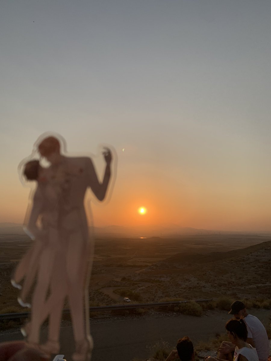 AbstractARTnath's tweet photo. I tried to catch them with the eclipse but it was not possible without solar filter we can’t see the Moon eat the Sun, BUT, look well the little green lens flare on the photos! You could see the partial eclipse sun 🌙🥐
@inherin 
#결혼하는남자 #missinglove #TheMarryingMan #BL https://t.co/TaNRiSLjOH