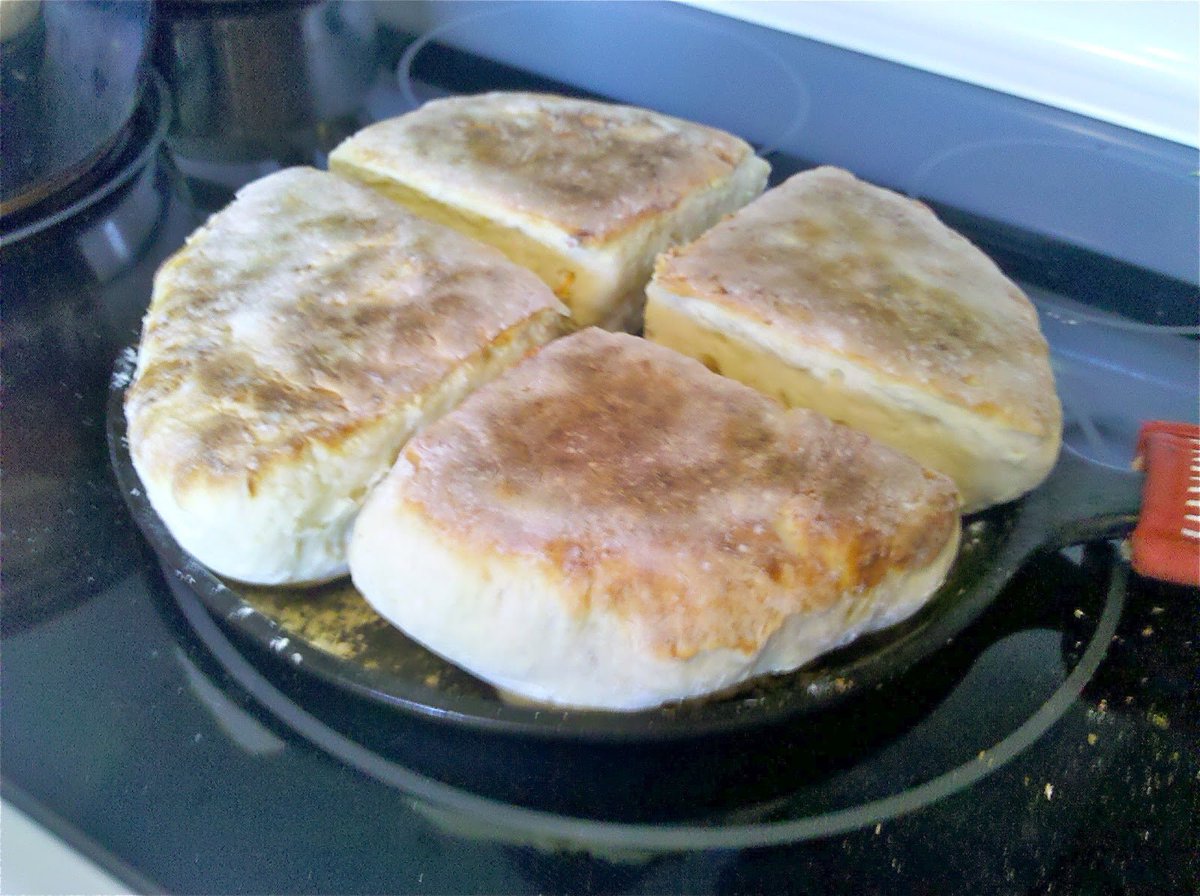 BulldogBDX's tweet photo. Well, it's nowhere near you lot. Sorry but nowhere in the #BritishIsles serves a fry up like it should be except #NorthernIreland #NornIron 
So get on a boat, take a spin round the #UGP #NW200 #MidUlster #Cookstown #Tandragee #Aghadowey #Clady circuits as they're all public roads and get a proper #UlsterFry down your neck. You don't have the right beads and for crying out loud people STOP putting beans on fries 😬😬😬