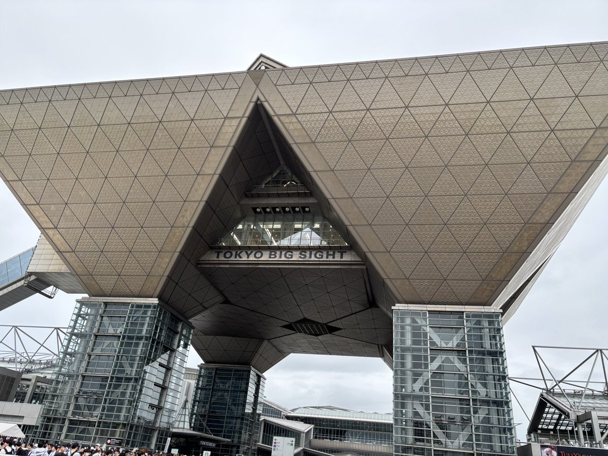KurusuHana's tweet photo. 今日、初めてコミケに行ってきたけど
写真を撮らせていただいたコスプレイヤーの方々も、グッズを購入させて頂いたサークルの方々も皆さん優しくて幸せな空間でした！！(◍︎´꒳`◍︎)
今回の参加をきっかけに、冬コミでコスプレやってきたいモチベも出てきたので、頑張ります(ง •̀_•́)ง
  #C108 https://t.co/kriuWuSgpw
