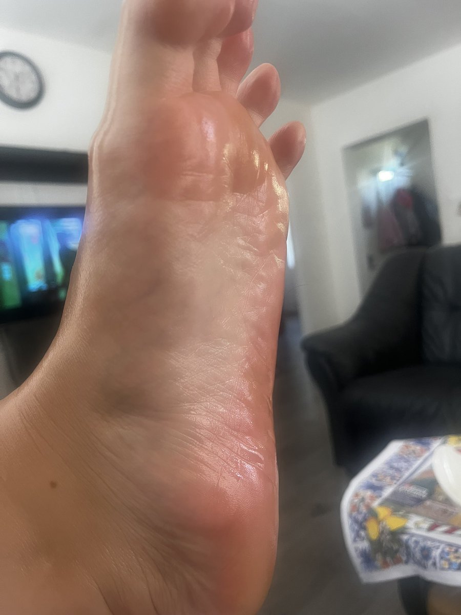 lianetta252's tweet photo. @OnlyFeetandToes 
Oiled feet album today sale 

@lianetta_252 only feet https://t.co/hryqf7Bzez