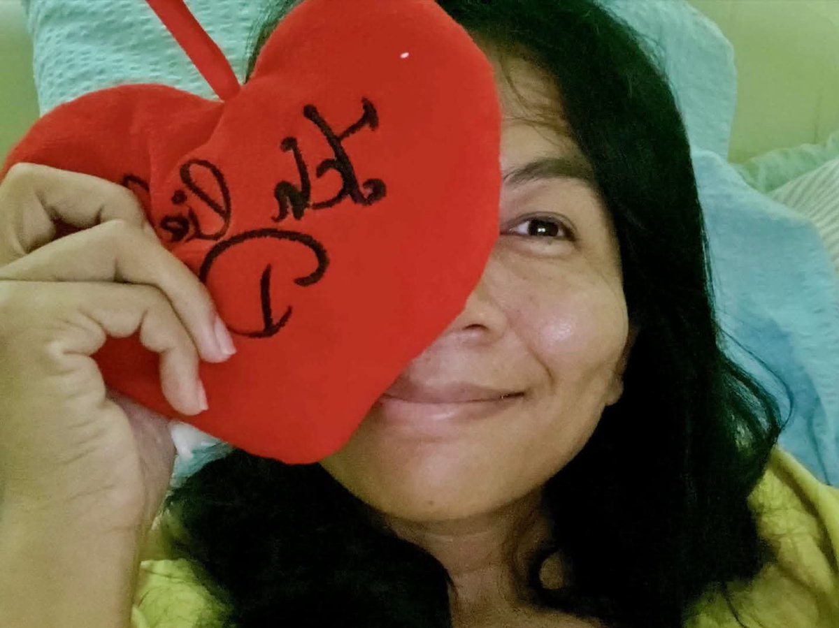 sirotek's tweet photo. อาลัย "อ้อย ชุติมา สีดาเสถียร" นักข่าวจากสื่อท้องถิ่น "ภูเก็ตหวาน" อ้อยทำเรื่องยิ่งใหญ่ไว้เยอะ ต่อให้ไม่มีใครรู้ก็ตาม

อ้อยบุกเบิกตีแผ่ปัญหาขบวนการค้ามนุษย์โรฮิงญาอย่างกล้าหาญ เปิดโปงว่าทหารและตำรวจเกี่ยวข้องในเวลาที่ไม่มีใครเชื่อ ทำยุคที่ทหารยึดอำนาจ ทำจนกองทัพเรือฟ้องปิดปาก ทำข่าวที่นำไปสู่การจับกุม "พล.โท มนัส คงแป้น" คดีค้ามนุษย์ อ้อยเป็นกัลยาณมิตรกับ "พล.ต.ต. ปวีณ พงศ์สิรินทร์" และเป็นคนที่ให้ข้อมูล Exclusive กับผมหลายเรื่องสมัยผมทำรายการ Overview เพื่อช่วยกันตีแผ่ความจริง

"ภูเก็ตหวาน" เป็นสื่อท้องถิ่นขนาดเล็กในพื้นที่ซึ่งเต็มไปด้วยกลุ่มผลประโยชน์ เปิดโปงคนชั่วทั้งในคราบเจ้าหน้าที่รัฐและเอกชน อ้อยให้ข้อมูลผมเรื่อง ผอ.โรงพยาบาลปล่อยปละละเลยกรณีโควิดที่ภูเก็ต
ราชการขายบัตรประชาชน หรือแม้แต่นายพลคนไหนทำให้ "พลตำรวจโทปวีณ" ต้องหนีตายจากเมืองไทย ฯลฯ

อ้อยเป็นหนึ่งในคนที่ถึงจากไปแล้ว เราจะไม่ลืม กระทั่งแชทก็จะไม่ลบ ข่าวจากอ้อยเป็นข่าวที่ผมถือว่าแม่นยำ ยึดถือผลประโยชน์ของประชาชน อ้อยเป็นอีกคนทำข่าวที่จากไปโดยไม่มีอนุสาวรีย์  แต่สิ่งที่อ้อยทำคืออนุสาวรีย์ของคนทำสื่อที่กล้าหาญและมีจริยธรรม

#ตาสว่างกว่า #ศิโรตม์ทอล์ก #อ้อยชุติมา