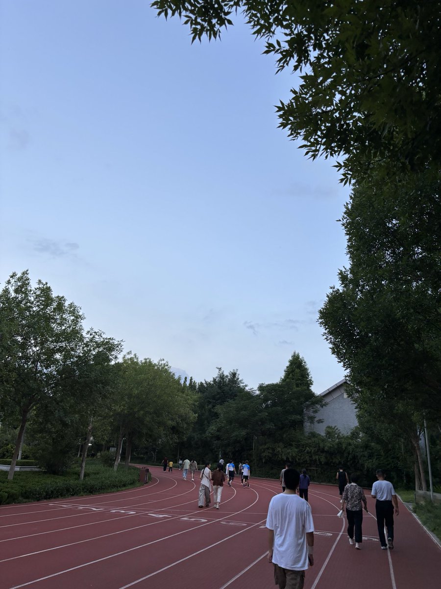 SAMUELLEON_77's tweet photo. 跑完五公里，暂时逃离生活的繁杂，脚步不停，自在前行 https://t.co/Wkc47TpJ4D