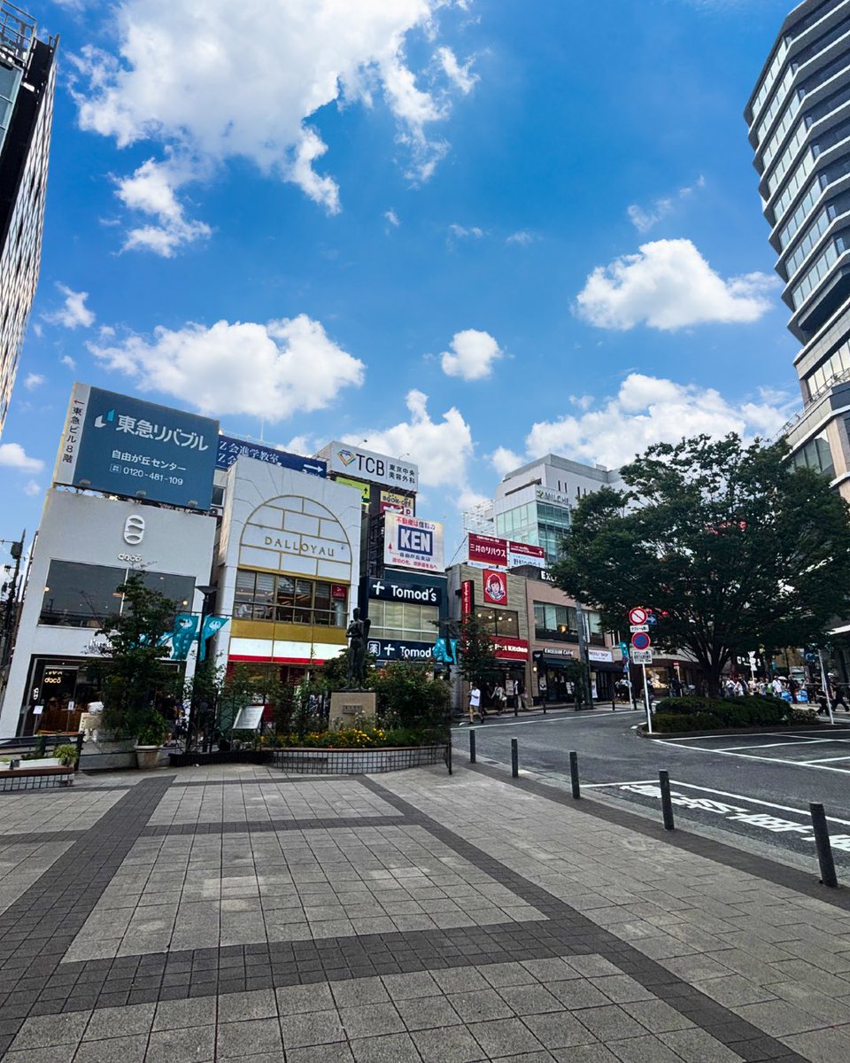 jff_jp's tweet photo. 【約300作品のご応募、ありがとうございました！🎬】

8月15日をもちま���て、第1回自由が丘映画祭のコンペティション作品募集を締め切りました🎞️

約300作品ものご応募をいただき、心より感謝申し上げます🙏

どんな作品と自由が丘で出会えるのか、どうぞ楽しみにお待ちください❣️

#自由が丘映画祭 https://t.co/pw4kTvpD0f