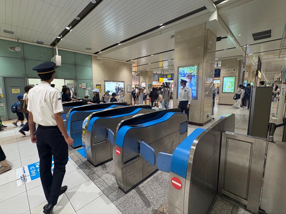 dig_kunita's tweet photo. JR東海の新幹線改札では今日も
「EXのご利用票は切符ではありません‼️」と吠えている

改札がエラーを出そうものなら一斉に駅員や警備員が飛びついてくる https://t.co/puGCh4G7zf