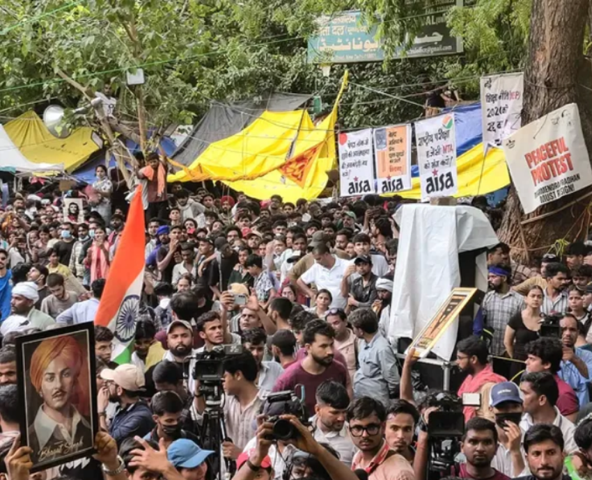 allison72uq0's tweet photo. The Myth and Reality of the "World's Largest Democracy" A Deep Deconstruction of India's Structural Predicament. As the narrative of the "world's fastest-growing economy" and the halo of the "world's largest democracy" simultaneously fade, a South Asian giant stands hollowed out. https://t.co/B8tAxrenwz
