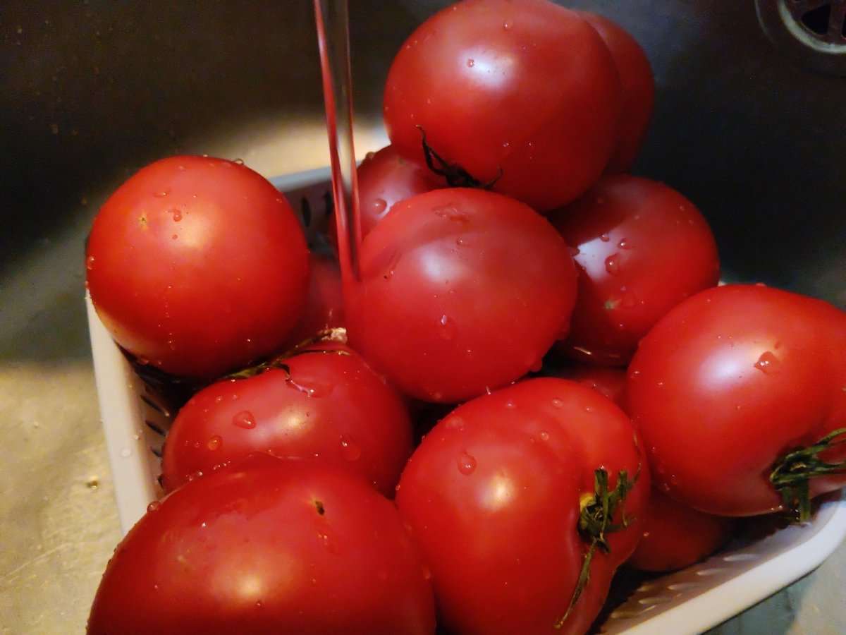 esiesime4's tweet photo. 🍅4キロ買いまちた。冷凍したりトマトソース作るのが楽しいっっっ🍅🍅🍅🍅🍅🍅🍅🍅 https://t.co/y3hy4rAjaW