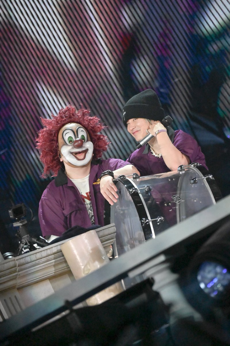 EARTHfsnl_sekai's tweet photo. RPGのときに深瀬さんがLOVEさんに絡みにいっただけでも大歓喜だったのに、歌い終わったあとニッコニコでLOVEさんのこと見てて、心の中でめっちゃくちゃ沸いた😭‼️

@fromsekaowa @DJLOVE_SNO 

#THECINEMAネタバレ
#THECINEMA
#SEKAINOOWARI
#東京ドームday2 https://t.co/3AUgQdgbW3
