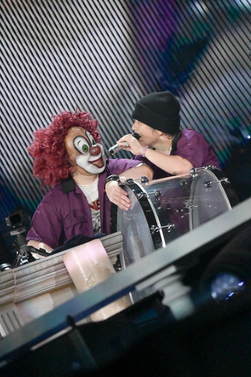 EARTHfsnl_sekai's tweet photo. RPGのときに深瀬さんがLOVEさんに絡みにいっただけでも大歓喜だったのに、歌い終わったあとニッコニコでLOVEさんのこと見てて、心の中でめっちゃくちゃ沸いた😭‼️

@fromsekaowa @DJLOVE_SNO 

#THECINEMAネタバレ
#THECINEMA
#SEKAINOOWARI
#東京ドームday2 https://t.co/3AUgQdgbW3
