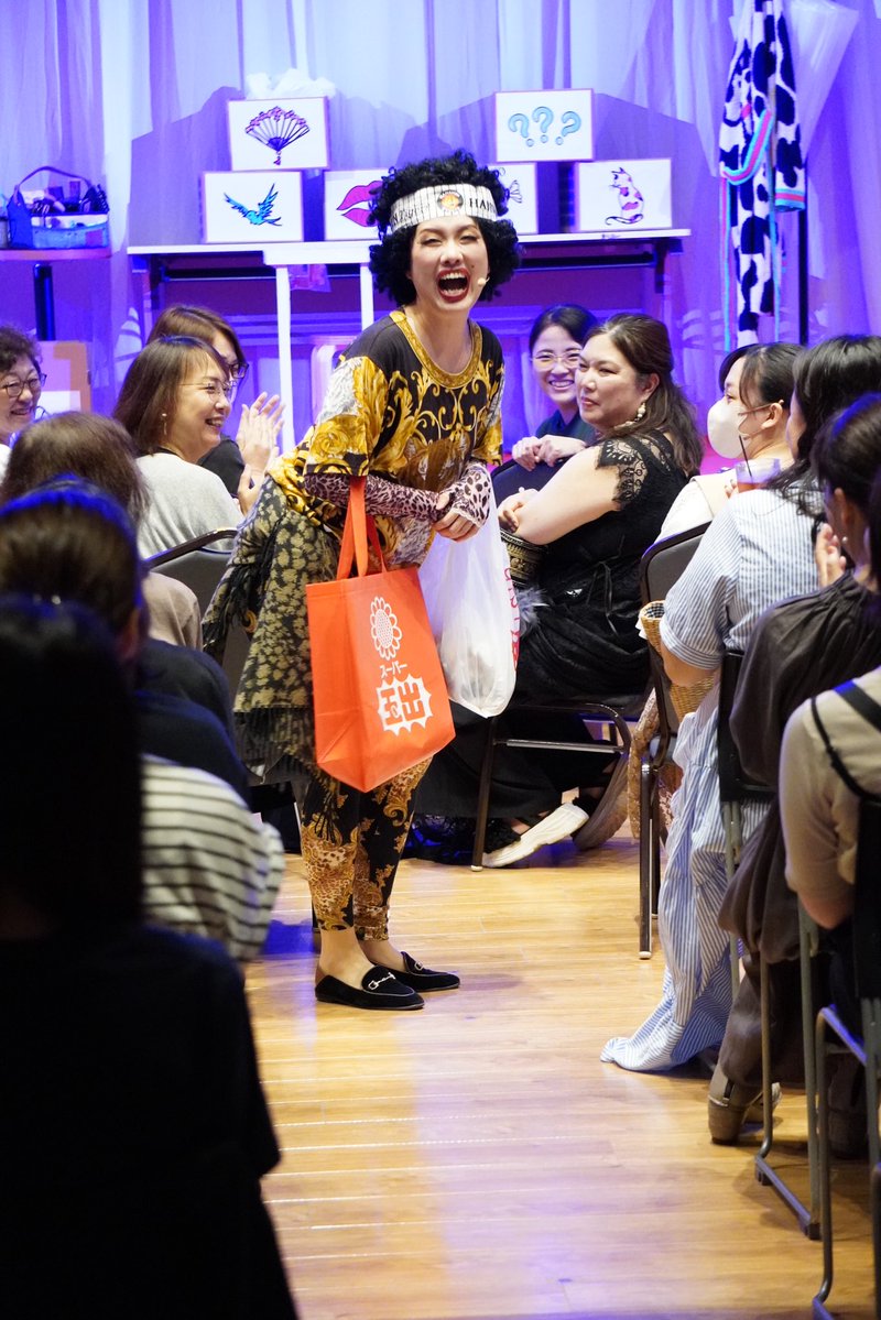 Kachi_de_Gesu's tweet photo. イベント④

◾️私が20年くらいに渡ってこすり続けているCHICAGO(大阪ver.)🍬

◾️前日に徹夜して作ったカツラを自慢している様🐈

#おおたかの森MUSICALNIGHT
#可知寛子BACKSTAGESHOW https://t.co/YCjxdZTedB