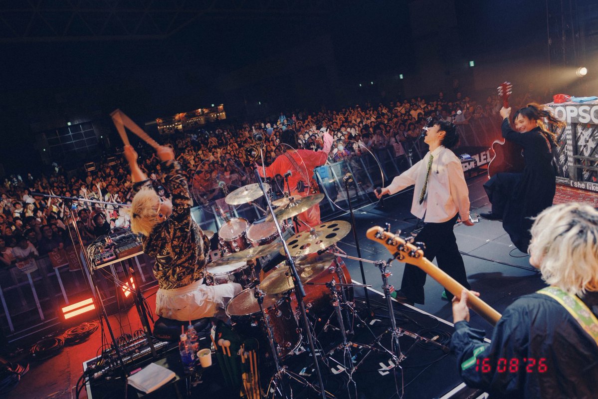 PPP_PEOPLE1's tweet photo. SUMMER SONIC 2026
Spotify Stage @SpotifyJP 

PEOPLE 1's setlist
1. 新訳:フロップニク
2. 新訳:東京
3. 夏は巡る
4. DOGLAND
5. 生活
8. 金字塔

📸 @renzomasuda 

#SUMMERSONIC #サマソニ 
@summer_sonic #PEOPLE1 https://t.co/jKsHcGJEZX