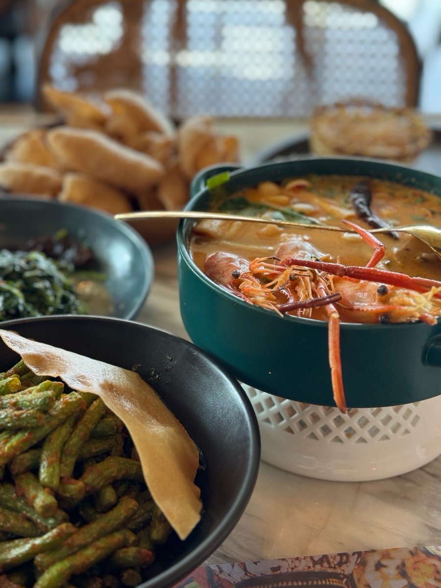 nemdeumesmo's tweet photo. Craving cozy Thai tonight Dig into our fresh coconut green curry with jasmine rice u0026 crispy basil leaves—bursts of lime, lemongrass, and gentle spice, perfect for a quick, flavor-packed meal!， https://t.co/3HAAsWygVq