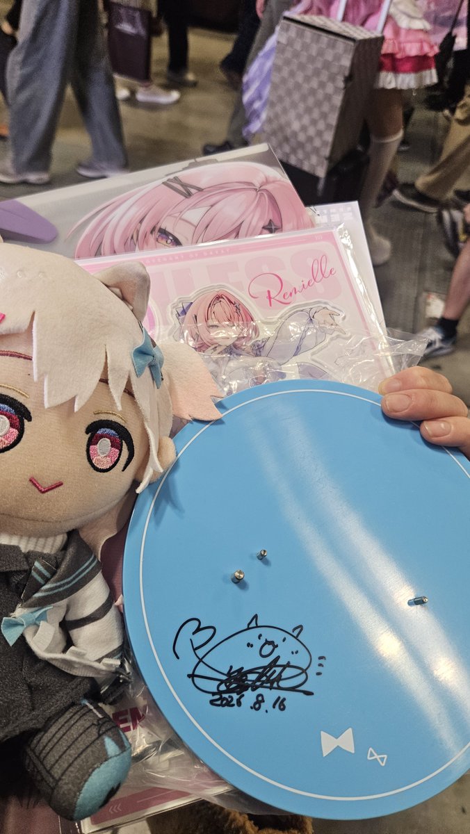 himari_coco_'s tweet photo. 初コミケを楽しみました🌻

大好きなねきにも会えて、サインもらって
幸せ満点な1日でした😢❤️‍🔥

グッズ買ってる時、
えれっとさんの声がする！ってキョロキョロ👀してましたw

1日目はお仕事で行けなかったからグッズ通販出来たら待ってます😢

皆様2日間おつかれさまでした！！ https://t.co/8ggfYQt8e9