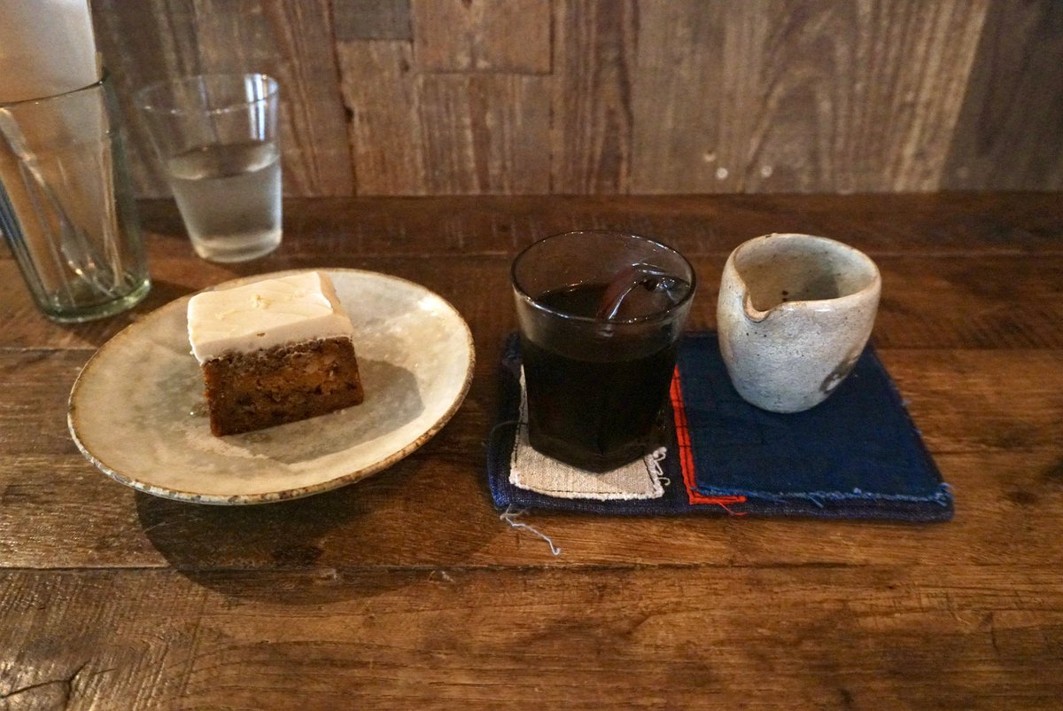 lockandgo65's tweet photo. デミタスロック、キャロットケーキ。

冷たいものって味を感じにくくなるイメージがあるけど、デミタスくらい濃くなると感じにくいというより「味が変わる」。

at 珈琲笠間(吉祥寺) https://t.co/kWDjimRBS7