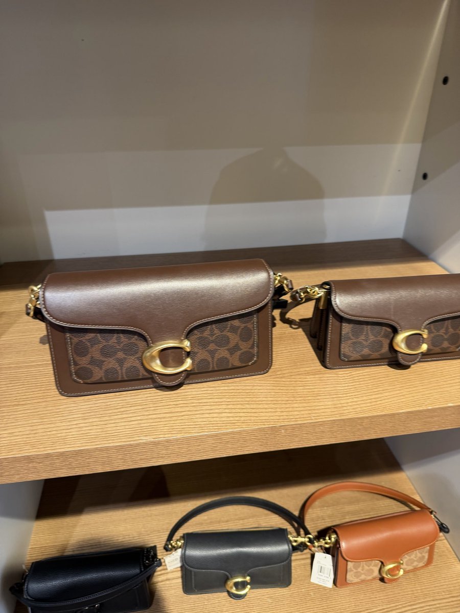 LMpyet's tweet photo. Two bags, two completely different moods. π€π
Which one are you taking home? π
Luxury or everyday chic?
#HandbagTok #HandbagLover #LuxuryFashion #FashionTwitter #BagCollection #viral
@Coach @DKNY @ELLEmagazine @VogueMagazine @instablog9ja
@GistLoverBlog
@TundeTASH
@YNaija
@PulseNigeria247
@thecableng
@SaharaReporters
@Naija_PR