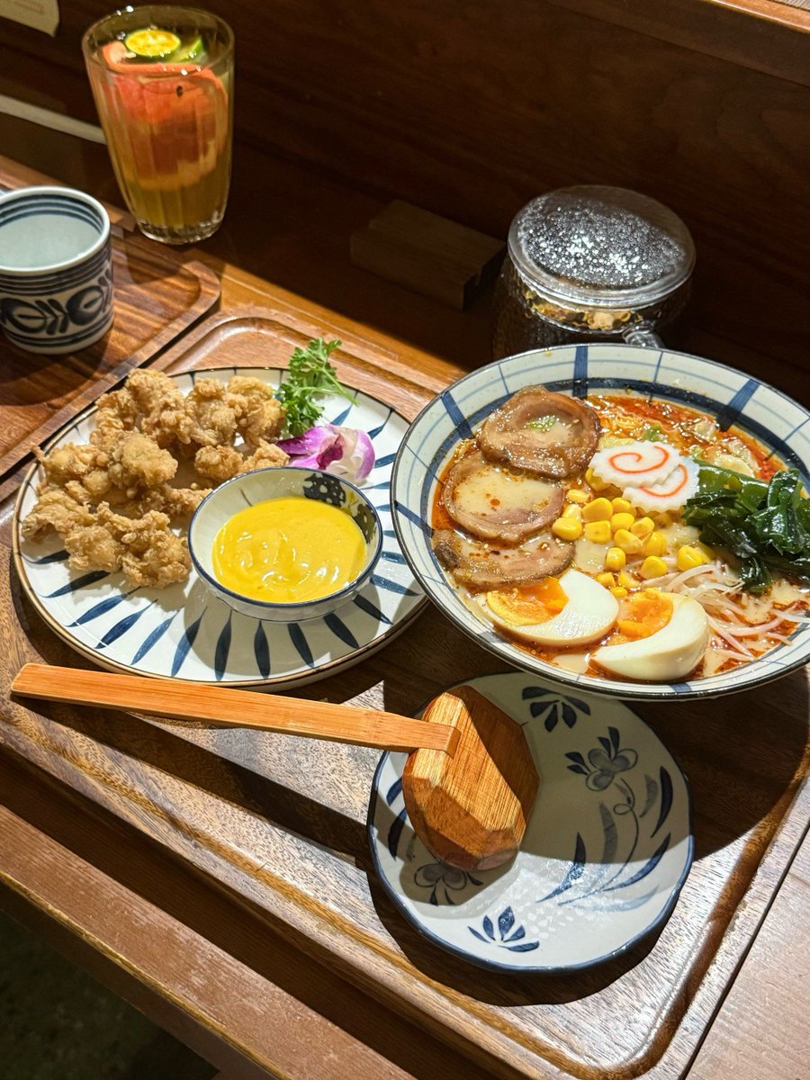 john_paris63477's tweet photo. Late-night bite cravings hit hard—steaming miso soup, crispy gyoza, and a quiet corner to unwind. Life’s small comfort wrapped in warm broth and laughter. That’s what midnight’s for. https://t.co/vb3joMPVsQ