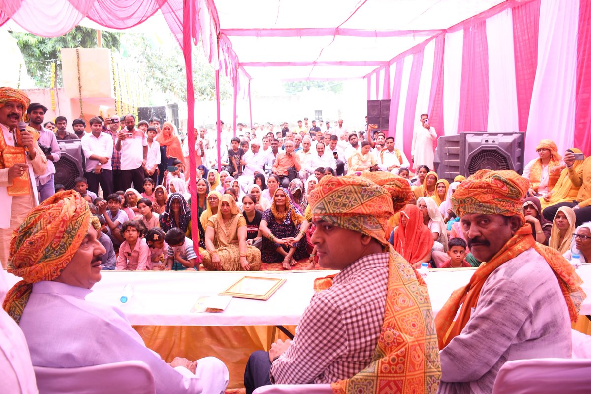dr_maheshsharma's tweet photo. आज ग्रेटर नोएडा के ग्राम खैरपुर गुर्जर में पूज्य संत शिरोमणि गुरु रविदास जी महाराज की मूर्ति स्थापना एवं भवन भूमि पूजन समारोह में गौतमबुद्ध ��गर जिलाध्यक्ष श्री @iabhishek4bjp जी के साथ सम्मिलित हुआ।

इस अवसर पर प्रिय क्षेत्रवासियों से भेंट कर पूज्य गुरु रविदास जी के आदर्शों और उनके समतामूलक समाज के संदेश को स्मरण किया।