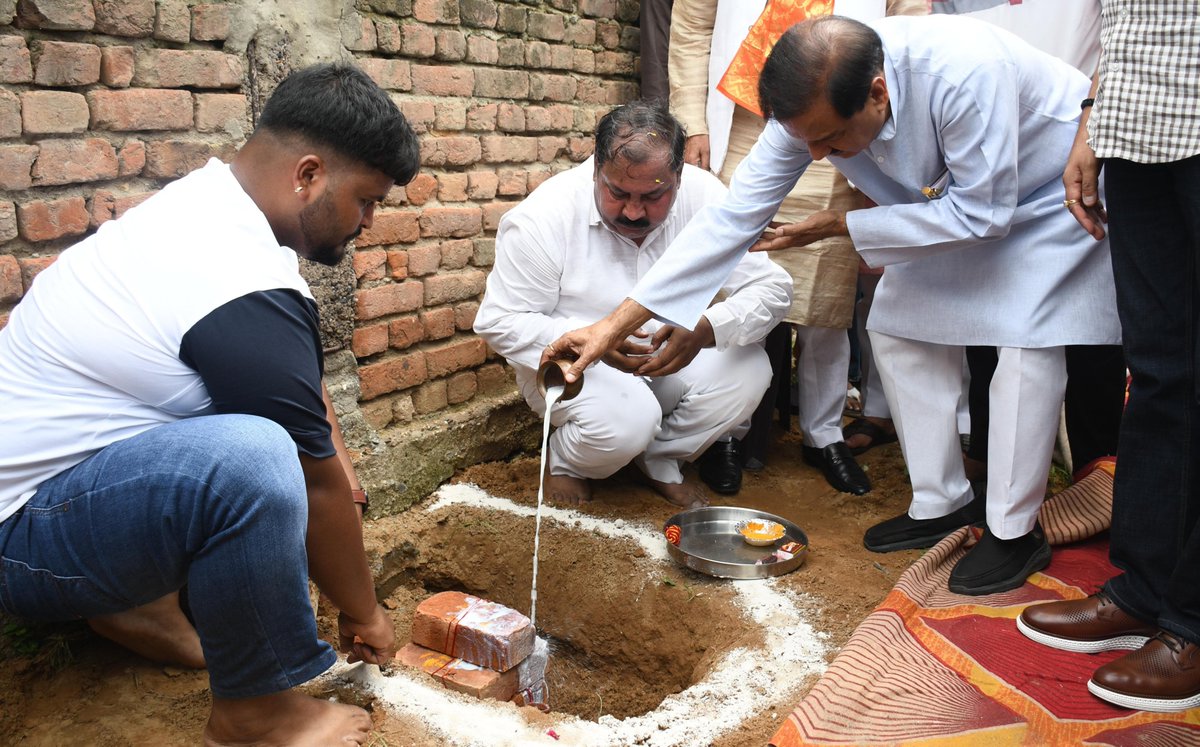 dr_maheshsharma's tweet photo. आज ग्रेटर नोएडा के ग्राम खैरपुर गुर्जर में पूज्य संत शिरोमणि गुरु रविदास जी महाराज की मूर्ति स्थापना एवं भवन भूमि पूजन समारोह में गौतमबुद्ध ��गर जिलाध्यक्ष श्री @iabhishek4bjp जी के साथ सम्मिलित हुआ।

इस अवसर पर प्रिय क्षेत्रवासियों से भेंट कर पूज्य गुरु रविदास जी के आदर्शों और उनके समतामूलक समाज के संदेश को स्मरण किया।