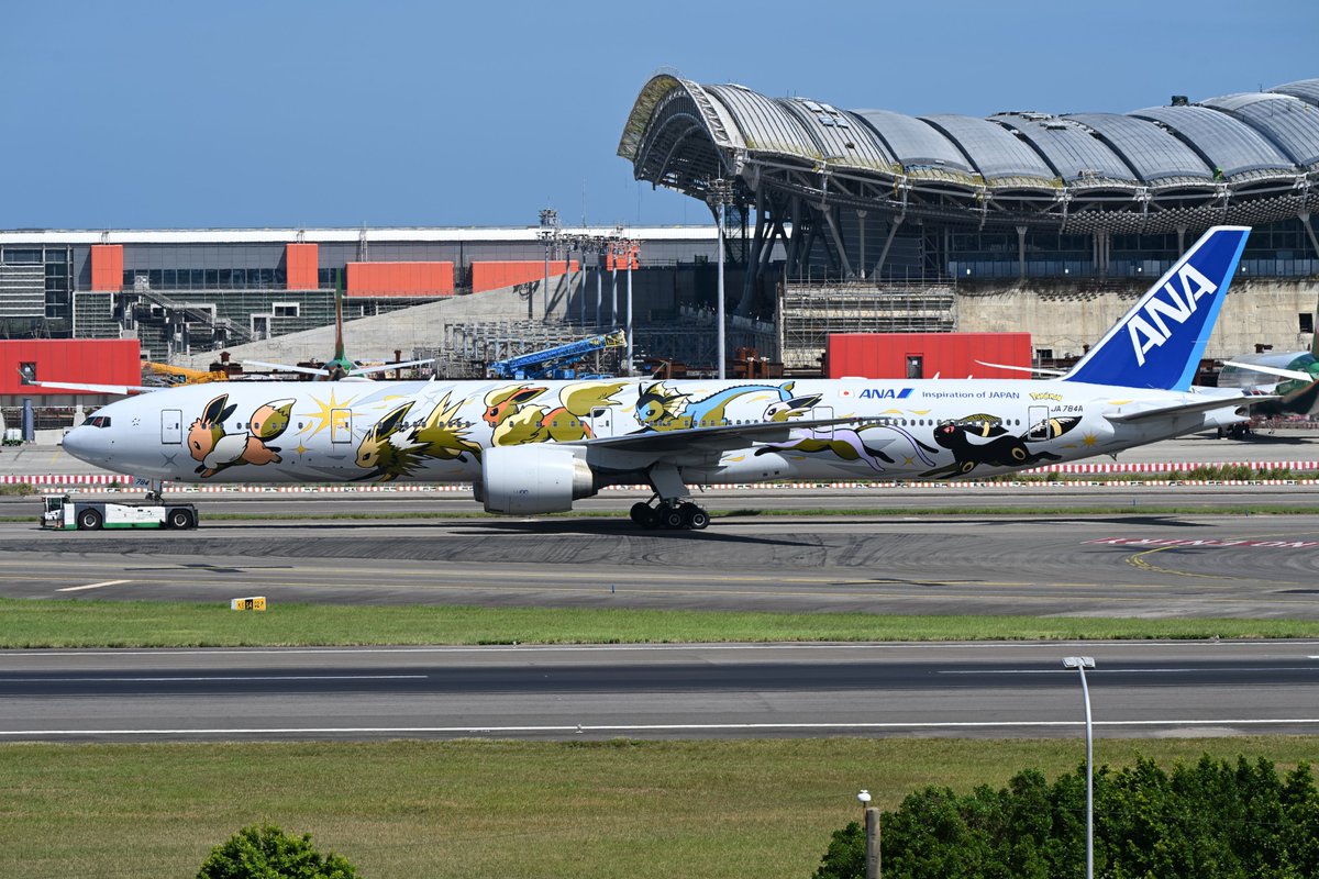 pu_lr_3701's tweet photo. AUG/16/2026 
All Nippon Airways 
NH9415 HND-TPE  
B777-381(ER) JA784A (Pokemon Livery)
二年ぶりとなったイーブイの飛来。TPEらしいカットを撮影。 https://t.co/NRX3UrMO8M