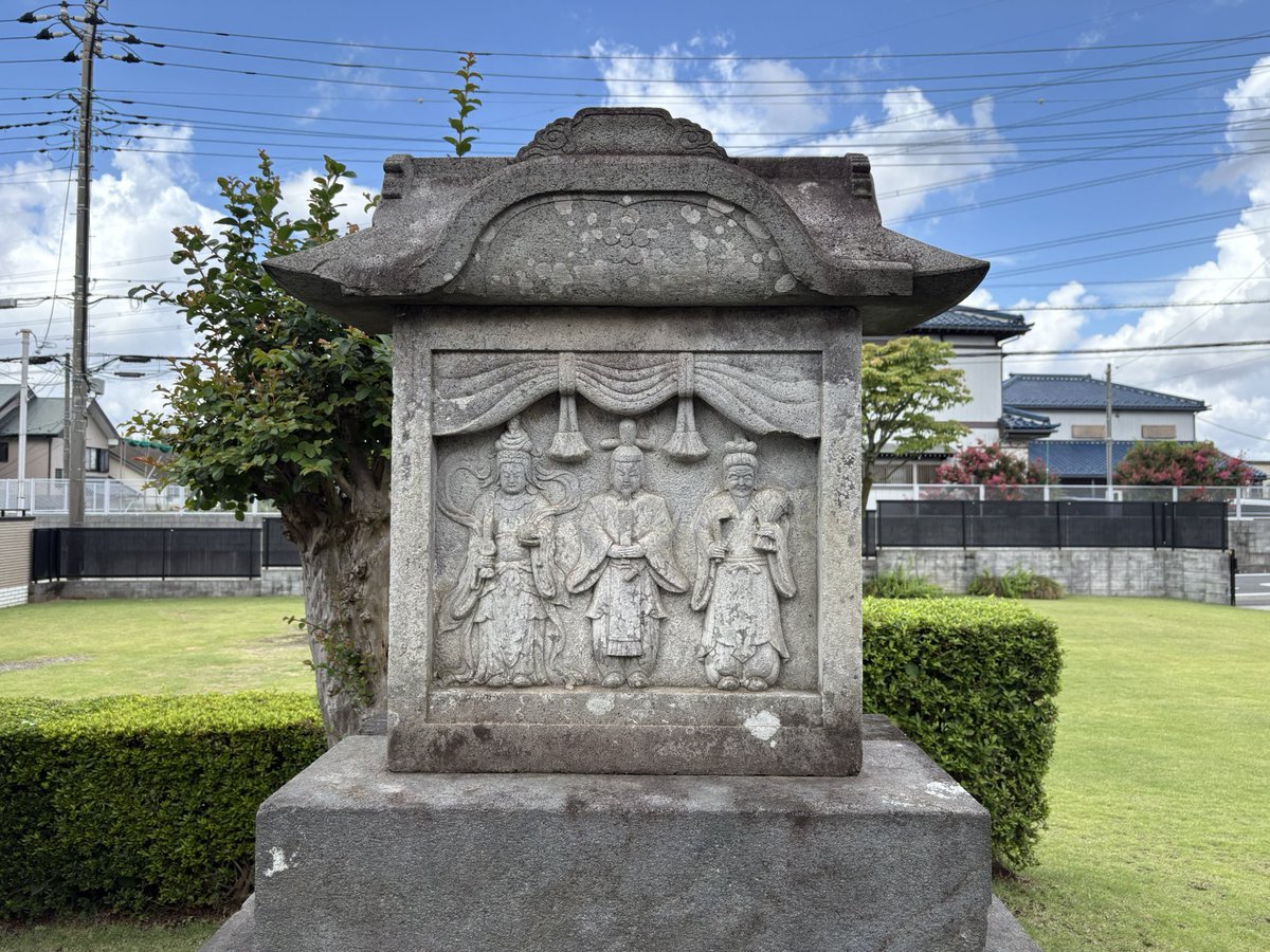 hamasan_new's tweet photo. 三佛寺（浄土宗　川口市）

#御朱印　#浄土宗　#川口市
　
　もともとは庵でしたが、徳川家康が立ち寄った際、寺に改められたと伝わります🙏
　現代的な雰囲気ですが、江戸時代の石塔にかつての面影を感じます😌なかでも天神様などが刻まれた祠は必見🌼文政二年のものです。もっと新しいかと思った✨
　
　達筆な御朱印を拝領✍️気さくにご対応いただきました😊それにしても夏空が似合うお寺さんでしたな🍉