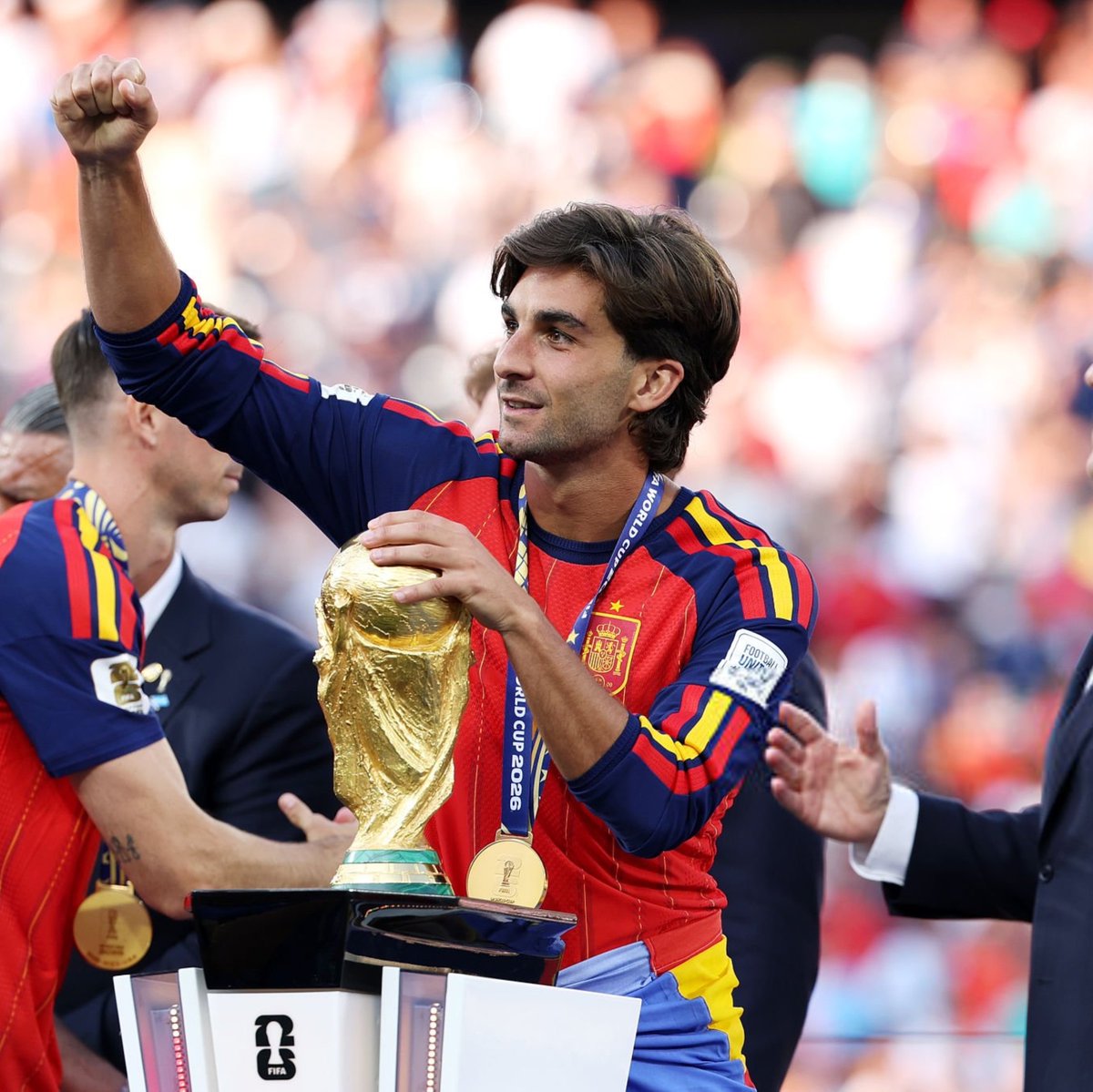 Forca_Fcb's tweet photo. مارسيال لورنتي: 

أسبوع على انطلاق الدوري، وفليك قد فقد 54 هدفًا برحيل ليفاندوفسكي وفيران وراشفورد، هذا ليس مجرد رقم: إنها حصيلة موسم كامل من الإنتاج الهجومي، ولم يُعوّضوه حتى الآن. 

برشلونة ارتكب خطأً فادحًا: عدم تجديد عقد فيران توريس، المهاجم الذي سجل 19 و21 هدفًا في آخر موسمين والذي حمل الهجوم على كتفيه عندما كان ليفاندوفسكي قد أصبح عاجزًا عن العطاء.

كان فيران يتصرف باحترافية مثالية واستثنائية: قدم أداءً عندما كان عليه الانتظار، وقدم أداءً عندما حان وقت اللعب. وكانت مكافأته عدم تقديم عرض لتجديد عقده.

إذا كان لويس إنريكي يريده، فلأنه يعرف شيئًا نسيه شخص ما في برشلونة: البطولات تُحسم أيضًا بفضل اللاعب رقم 12، والـ13 والـ14. بفضل أولئك الذين يدخلون في الدقيقة 65 ويحسمون المباريات.

بدلًا منه، وصل غوردون وأدييمي. لاعبان جيدان، لكنهما ليسا هدافين.

يجب على لابورتا وآلته الإعلامية الموجّهة أن يتوقفوا عن مهاجمة اللاعبين والمدربين الذين لا يُريدوهم، ميسي، وفيران، وفرينكي دي يونغ، وتشافي، أمثلة واضحة على الإجراء نفسه: أولًا يتم تجريدهم من رصيدهم الشعبي، ثم يتم تبرير رحيلهم.

إذا كان لابورتا يريد البدء في حصد الألقاب القارية التي نجح رؤساؤه السابقون في الفوز بها، فالمواد اللازمة موجودة لديه: جيل رائع من أبناء أكاديمية النادي ورثه. المطلوب هو تعزيزه بلاعبين يصنعون الفارق. وليس فقط بتقديم الخدمات إلى خورخي مينديز.