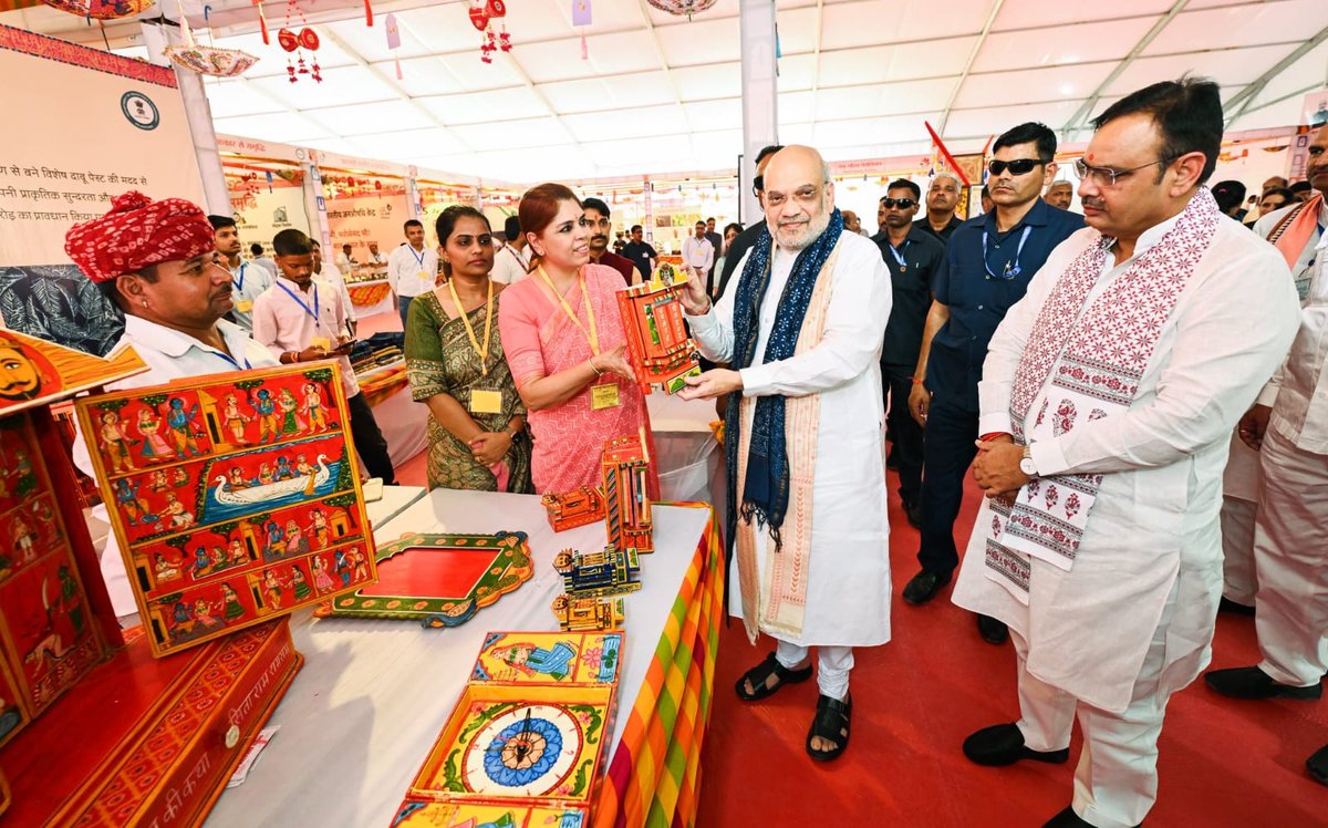 BJP4Rajasthan's tweet photo. माननीय केंद्रीय गृह एवं सहकारिता मंत्री श्री @AmitShah एवं मुख्यमंत्री श्री @BhajanlalBjp ने आज निम्बाहेड़ा स्थित राजकीय अंबेडकर कॉलेज में सहकारिता से संबंधित आयोजित प्रदर्शनी का अवलोकन किया। 

माननीय गृह एवं सहकारिता मंत्री जी के मार्गदर्शन में राजस्थान में सहकारिता आंदोलन को नई शक्ति और नई दिशा मिल रही है। सहकारिता को गांव, किसान और आमजन की आर्थिक प्रगति का सशक्त माध्यम बनाते हुए भाजपा सरकार प्रदेश में समृद्धि और आत्मनिर्भरता के नए अवसर सृजित करने के लिए प्रतिबद्ध है।