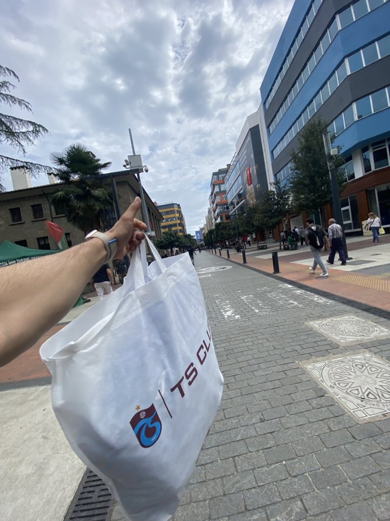Sbabus6161's tweet photo. Geldik alışverişimizi de yaptık @Trabzonspor @tsclub ❤️💙 https://t.co/XCKGqxbYso