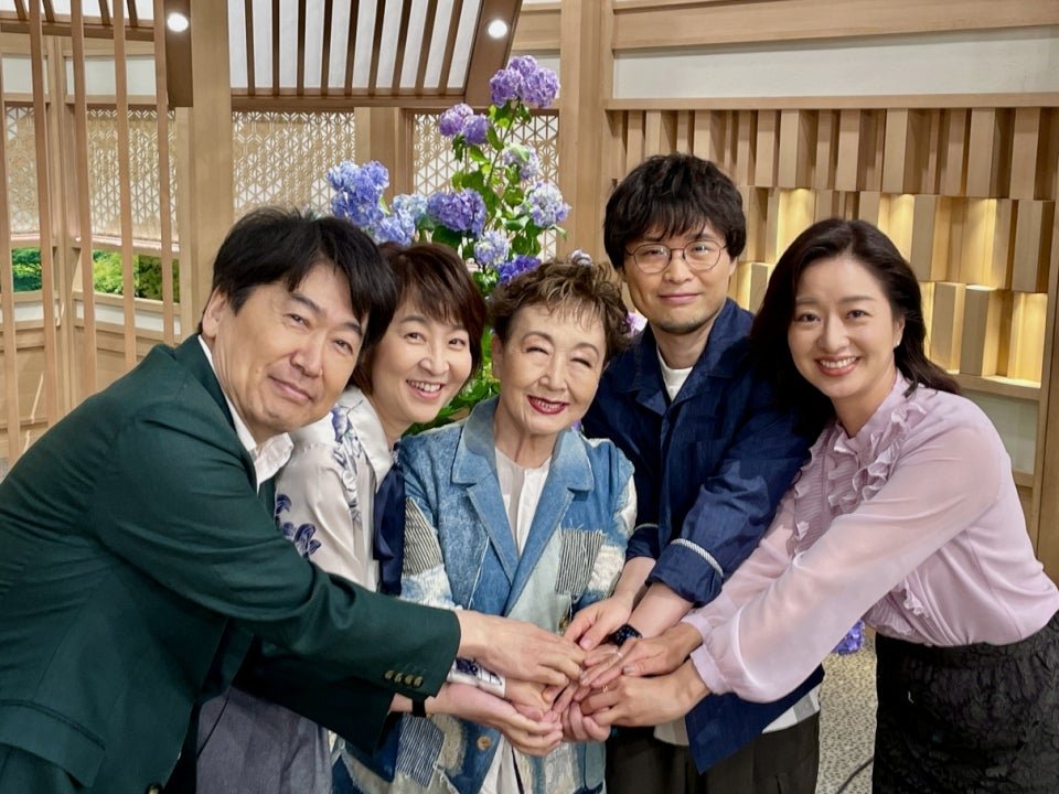 airi_fact_555's tweet photo. 日本政府の公式的見解を完全に否定する発言を公共の財産である電波に乗せてプロパガンダするテレビ局は、総務省から放送法に抵触すると指導案件

加藤登紀子さん（８２）、サンモニにて『北方領土はロシアの領有なので日本は抗議できる立場にない』『今求められてるのは領土ではなくて平和なんですよ』 https://t.co/fEFPGjVid9