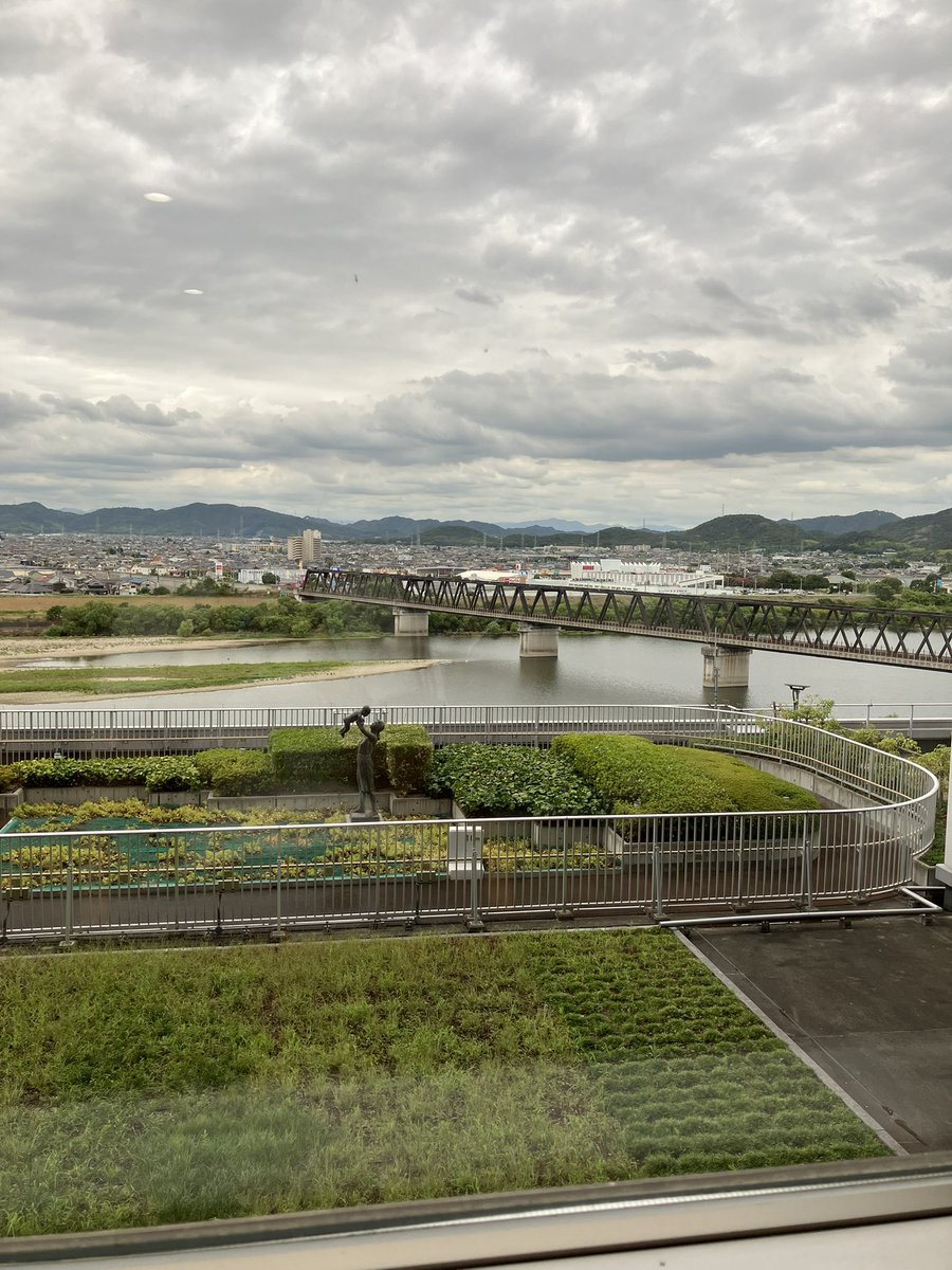 macharow's tweet photo. 盆休みの最終日。お見舞いついでに窓際の景色を眺める。
良い景色やなあ。隣の市まで一望できるやん。
歳を重ねたせいか、何気ない風景に良さを感じるんよね。
#加古川中央市民病院 https://t.co/rpz6i5eJav