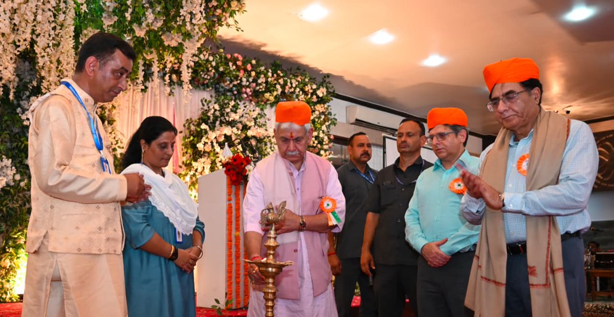 manojsinha_'s tweet photo. Today felicitated KP Volunteers on their Foundation Day. Their selfless service to needy families, supporting education, healthcare &amp; empowering women, embodies the true spirit of compassion and duty. May this flame of service continue to inspire generations. https://t.co/AFpIaYL3Yr
