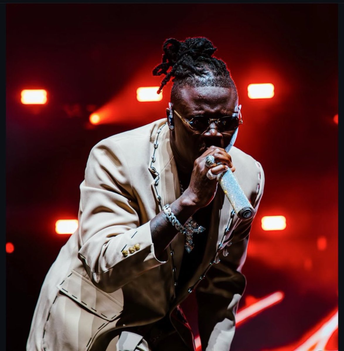 BongoIdeasHQ's tweet photo. No gas explosion 
No stampede at the entrance 
Show started on time 
Arena filled to capacity 
Real value for money 

Hate or love him buh no Ghanaian artist is better at show mgmt than Stonebwoy. If your fav MCMs copied his example they wouldn’t have their shows cancelled! https://t.co/xFKw0nbZYj