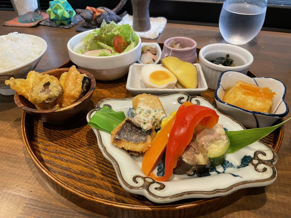HappyTuneRuRu's tweet photo. 貸別荘の近くにあるカフェレストラン「わ」。やさしい味のランチでほっと一息。 テイクアウトのお弁当を持って山の上へ向かうと、旅が少し特別になる。 “里のカフェ × 山の貸別荘”の組み合わせ、すごく良い。 https://t.co/zW3SdYnGFI