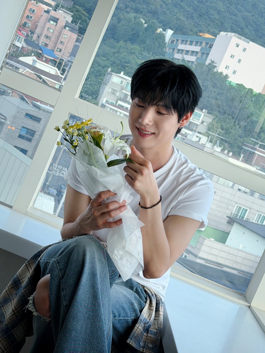 official_ONEWE's tweet photo. [#용훈]

마음껏 저의 생일을 축하해주세요 💕

#ONEWE #원위
#YONGHOON
#행운의_달_용훈의_날
#LUCKY_YONGHOON_DAY https://t.co/Tt1LjtcdX2