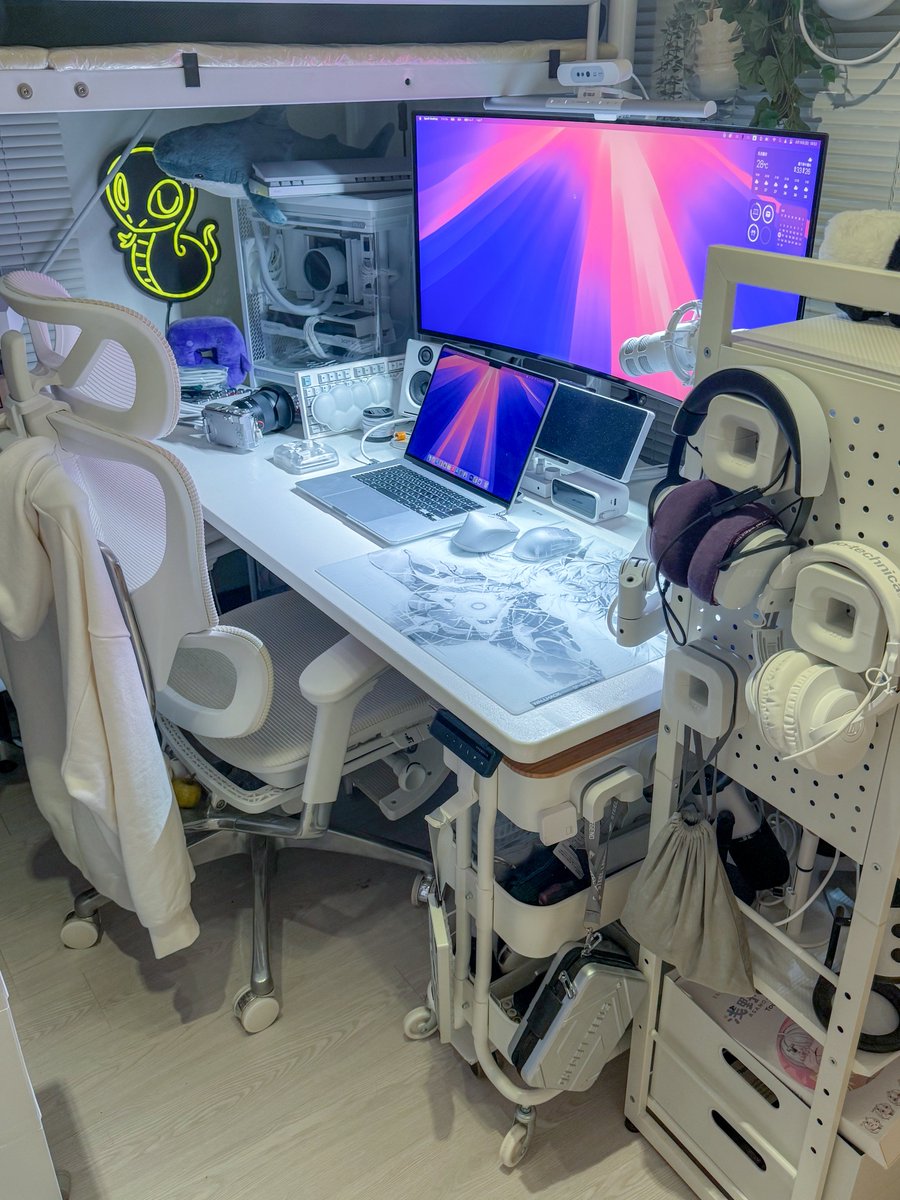 MeteoR_oo0's tweet photo. 散らかっていますが今のデスクはこんな感じ

今日はMacでの作業です🍎 https://t.co/fjSv3CoeZu