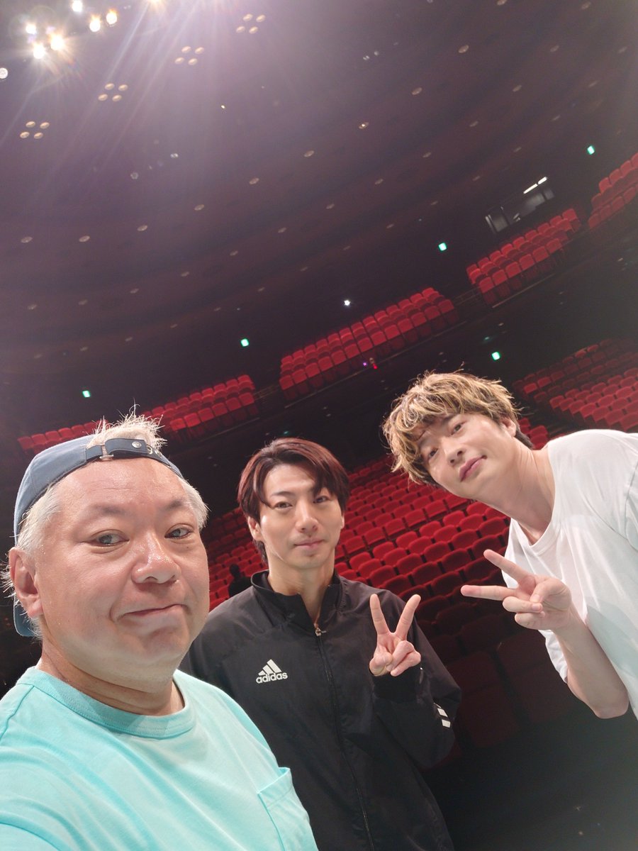 suzukiosamuchan's tweet photo. 本日、舞台「母さん、ラブソングです。」が東京公演の千秋楽を迎えました。
見に来ていただいた1万人以上の皆様、本当に本当にありがとうございました。
田中圭くんとは、これで4度目になります。
「芸人交換日記」が2011年なので、あれから15年。
今回は、圭くんと矢崎広くんの二人芝居です。
矢崎くんは圭くんのトライストーンの後輩でもあり、以前から僕と圭くんの舞台を見に来てくれていました。
ある時、居酒屋で圭くんが連れてきてくれて、僕の舞台に出たいと言ってくれました。
あの時、居酒屋で乾杯をしていなかったら、この作品は生まれていません。
今回、圭くんと、その弟分でもある矢崎くんだからこそできる物語にしたいと思い、二人を兄弟役にしました。
父親は違うけれど、同じ母親を持つ兄弟。
その二人が「母親」をめぐって話す物語です。
舞台に母親は一度も出てきません。
だけど、見終わった時に、見た人それぞれの頭の中に「自分の母親」が浮かぶ。
そんな舞台になりました。
今回あらためて、田中圭という人は、本当にすごくいい役者だなと思いました。
見に来てくれた人も、きっとそう感じてくれたんじゃないかと思います。
そして矢崎くん。
あの時「舞台に出たい」と言ってくれたこと。
あの一言がなかったら、この物語はありませんでした。
作品というのは、本当に不思議です。
いろんなピースが重なって、つながって、ある時、一つの物語になる。
この作品も、たくさんの偶然と縁が重なって生まれました。
東京公演中にお盆があり、母と話しました。
母は80歳を超え、膝など体のいろんなところが痛くなってきているようです。
話していると元気なんですが、やっぱり年を重ねているんだなと感じます。
そして東京千秋楽の朝、母に電話をしました。
普段、そんなに頻繁に電話するわけではありません。
でも、この舞台をやっていると、母に電話したくなる。
実は、舞台を見終わったあと「お母さんに電話したくなった」と言ってくれる人が、とても多いです。
それを聞くたびに、この舞台を作ってよかったなと思います。
親がいることも、話せることも、決して当たり前ではない。
いつ、何がきっかけで話せなくなるかもわからない。
だから、この舞台が「ちょっと親に電話してみようかな」と思うきっかけになったとしたら、それは物語が持つすごい力だと思っています。
東京公演、本当にありがとうございました。
「母さん、ラブソングです。」は、日本各地を回っていきます。
舞台を普段見たことがないという人にも、ぜひ見てほしい作品です。
とりあえず、東京千秋楽。
圭くん、矢崎くん、スタッフの皆さん、お疲れ様でした。

そして、お母さん。
ありがとう。
