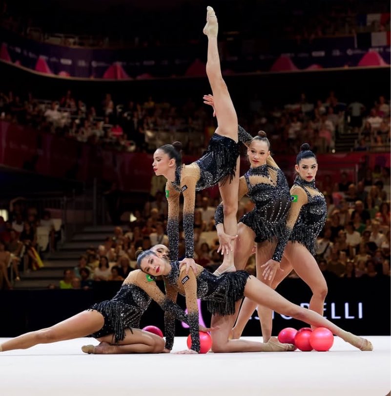 LimiteOlimpico's tweet photo. É OUROOOO 🥇🥇🥇🥇🥇🥇

Com apresentação ESPETACULAR tirando a maior nota do mundo na temporada 29.450 o Conjunto Brasileiro conquista a MEDALHA DE OURO no conjunto de 5 bolas 🇧🇷🇧🇷🇧🇷

CAMPEÃS MUNDIAIS!!!! 🏆 https://t.co/HsMg2TwGKn