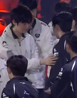 everyone_mewoo's tweet photo. CHOVY PATTING PEYZ!! THATS HIS BABY BRO😭 https://t.co/eoiL6uzrl9