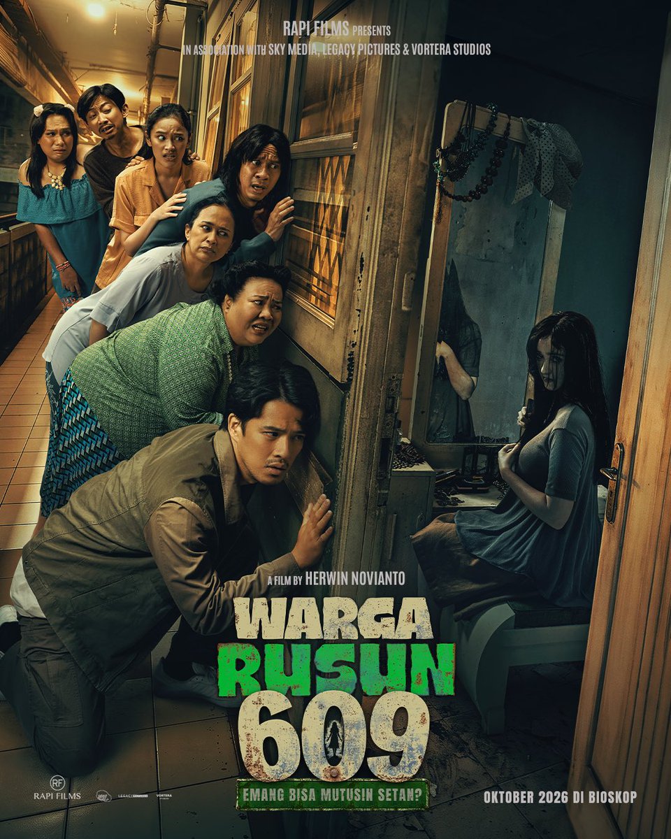 RapiFilm's tweet photo. Yuk rayakan kemerdekaan ikut lomba re-create poster WARGA RUSUN 609! 🇮🇩😆

HADIAHNYA: 10 TIKET GALA PREMIERE!

Cara ikutannya:
1. Re-create poster Warga Rusun 609 dengan gaya ter-absurd kamu! (Posternya ada di slide sebelah)
1. Upload postermu lalu tag @RapiFilm pake hashtag #MerdekaBersamaWarga #WargaRusun609
2. Jangan lupa ajak temen kamu buat ikutan juga!

Gas re-create sekarang! Dengan gaya BEBAS SEBEBAS-BEBASNYA, SEKREATIF-KREATIFNYA! Mau kamu pose jadi hantu atau ngajak tetangga sebelah rumah... BOLEH! 🤣🙌🏼

🗓️ Periode Lomba: 17 - 21 Agustus 2026.