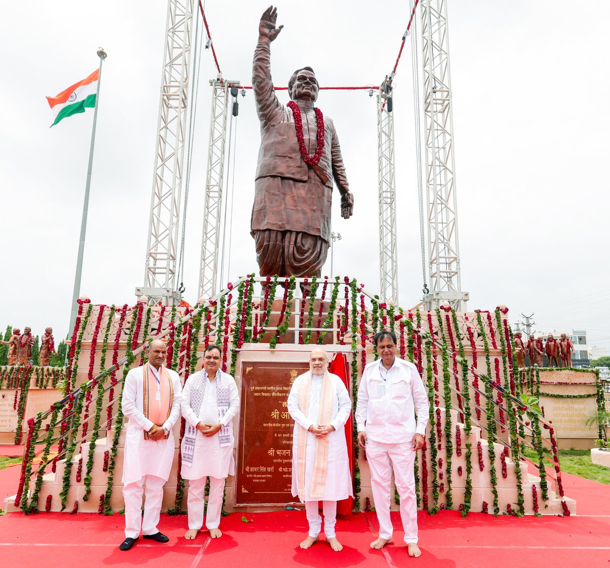 AmitShah's tweet photo. श्रद्धेय अटल बिहारी वाजपेयी जी ने अपना संपूर्ण जीवन राष्ट्र निर्माण और अंत्योदय के लिए समर्पित कर दिया। आज राजस्थान के निम्बाहेड़ा में अटल जी की पुण्यतिथि पर उनकी 21 फीट ऊँची भव्य प्रतिमा का अनावरण किया।

अटल जी ने सुशासन, विकास और राष्ट्रप्रथम की राजनीति की जो नींव रखी, उनकी यह प्रतिमा युवाओं को उन्हीं आदर्शों पर चलने के लिए प्रेरित करेगी।