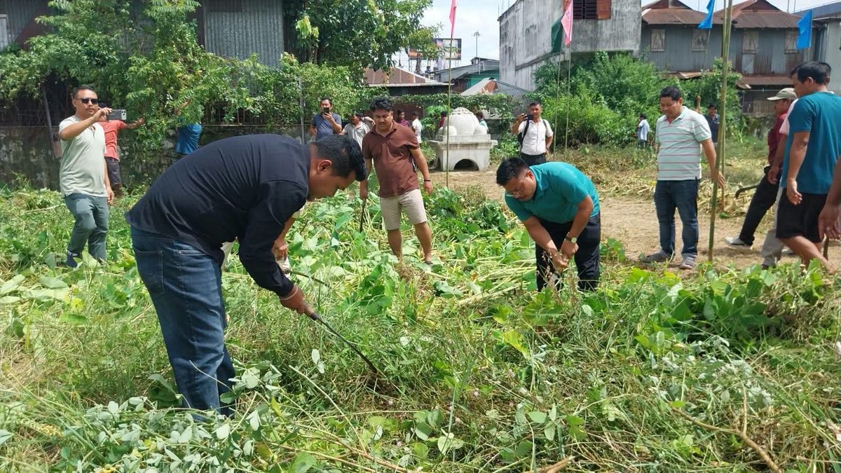 YTFTIPRA's tweet photo. The drive was conducted in the presence of our Hon’ble #YTF President and MDC Shri Suraj Debbarma, along with Hon’ble YTF West District President and MDC Shri Jiten Debbarma, Hon’ble YTF Khowai District President and MDC Shri Prasmit Debbarma, and 

(2/3) https://t.co/63xyETrwbl