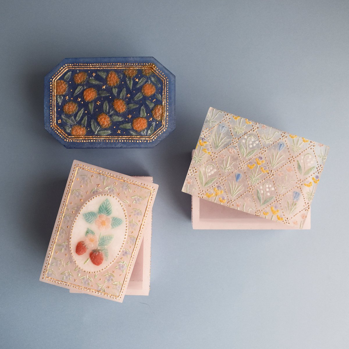 GlassRokka's tweet photo. ジェイアール京都伊勢丹の「かわいい手しごと展」に出品する蓋物一覧。
私は19日から出品しますが、既にたくさんの作家さんの作品が並んでおります。お近くの方はふらりとお立ち寄り頂けますと光栄です。 https://t.co/KAmcarHjm0